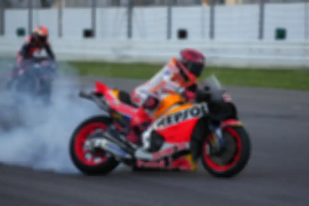 Efek negatif kampas kopling karbon, Marc Marquez kesulitan berakselerasi dan saat latihan start. 