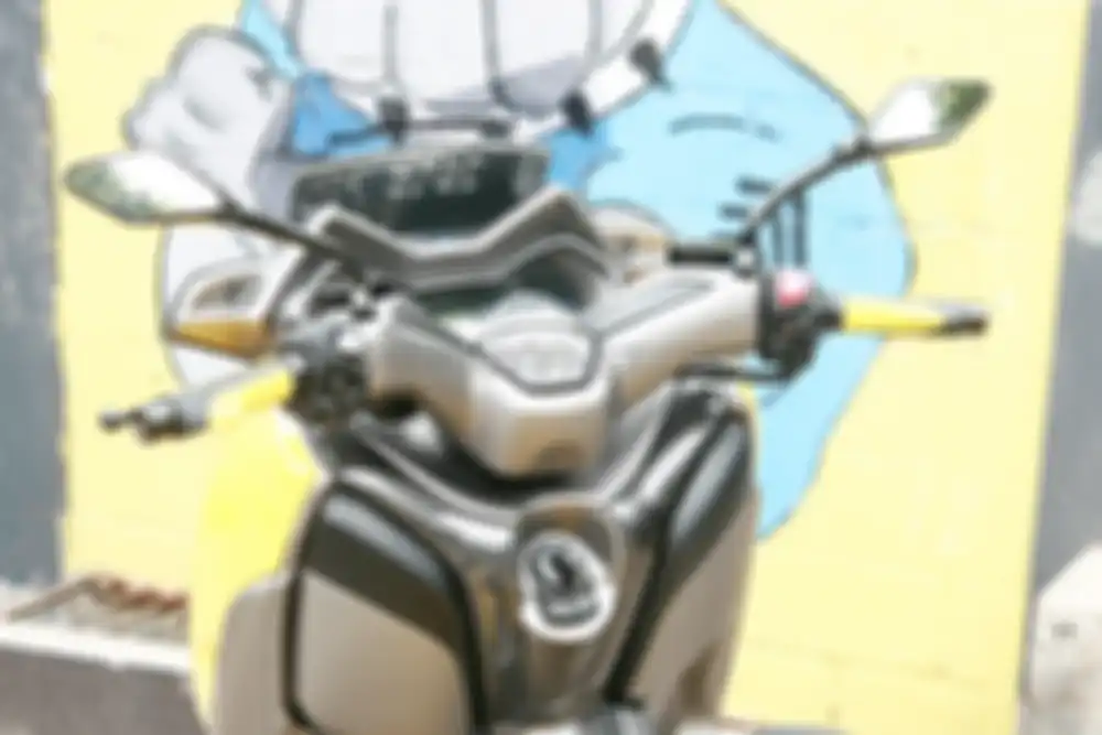 Modifikasi Yamaha XMAX. Beberapa panel diganti dengan yang berbahan karbon