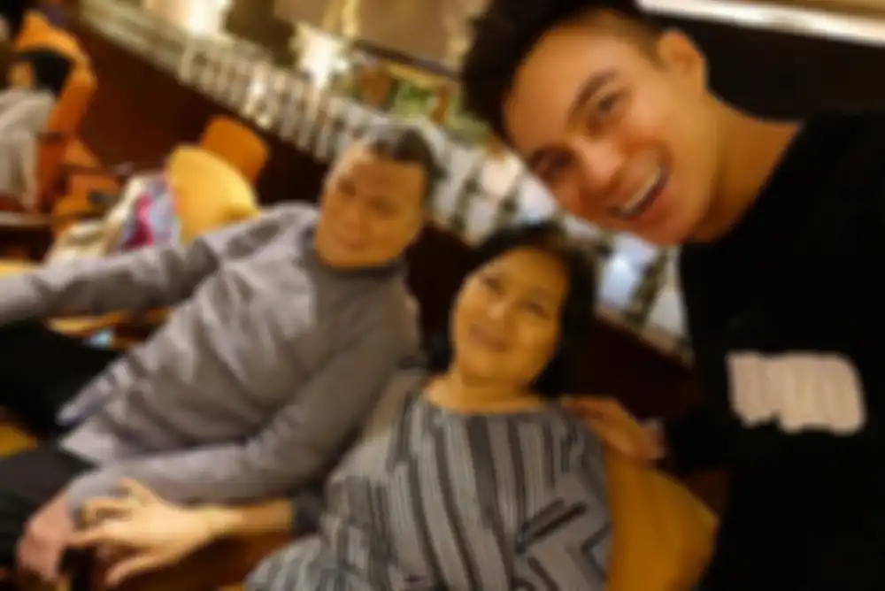 Baim Wong dan ayahnya, Johny Wong, dan ibunya.