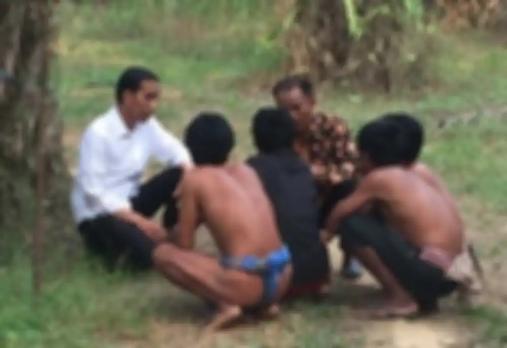 Suku Anak Dalam atau Orang Rimba saat bertemu Presiden Jokowi. Orang Rimba menguburkan uang Rp 1,5 miliar di dalam tanah hutan gegara alasan ini. 