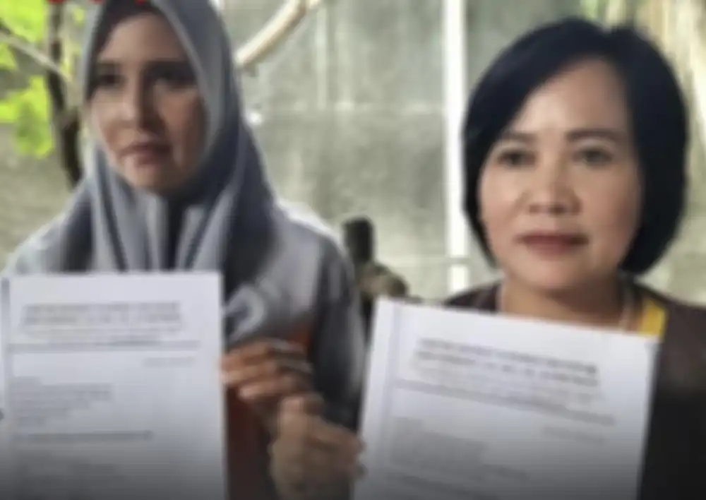 Ibu dari anggota TNI Sertu Marctyan Bayu Pratama membongkar penyebab anaknya tewas gegara ulah senior di Timika, Papua. 