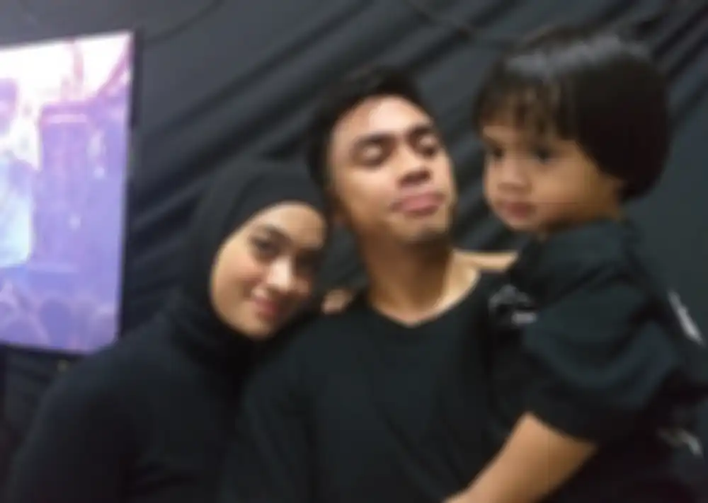 Ayudia Bing Slamet dan suaminya, Ditto Percussion, bersama anak mereka, Dia Sekala Bumi
