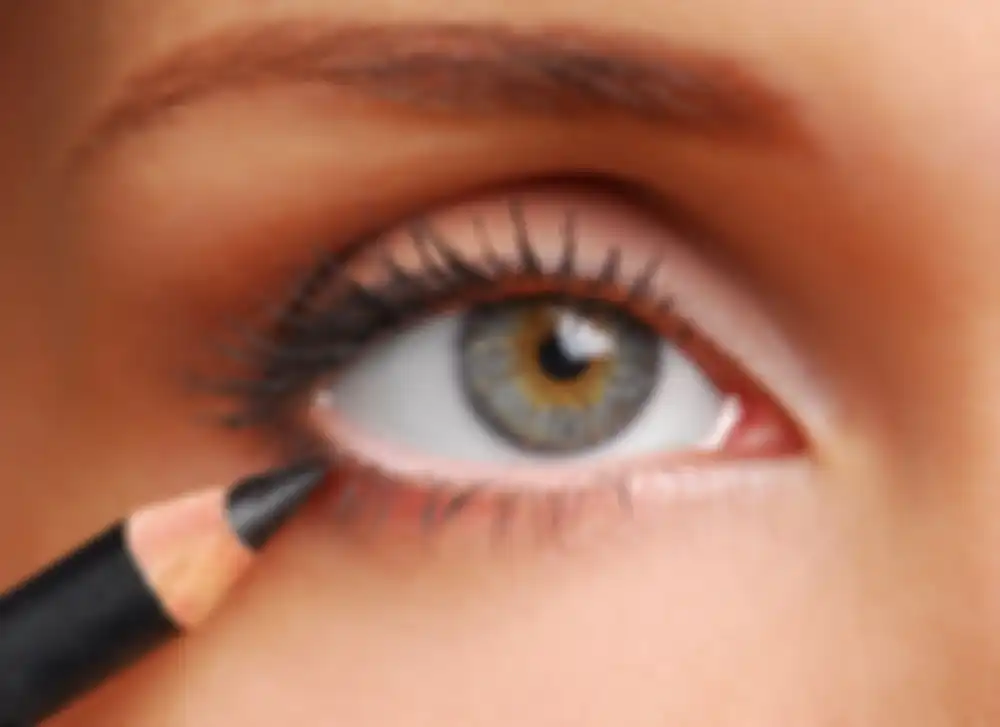 memakai eyeliner pada garis mata bawah