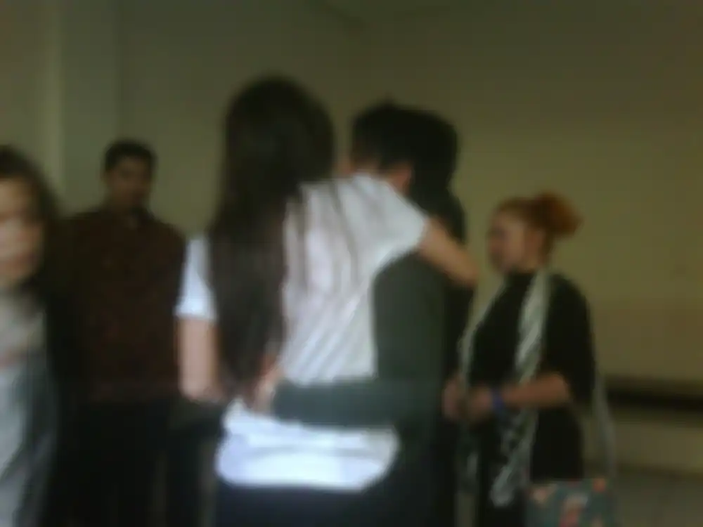 Luna Maya saat masuk ke ruang tahanan di mana Ariel menunggu jadwal sidang di Pengadilan Negeri Bandung.