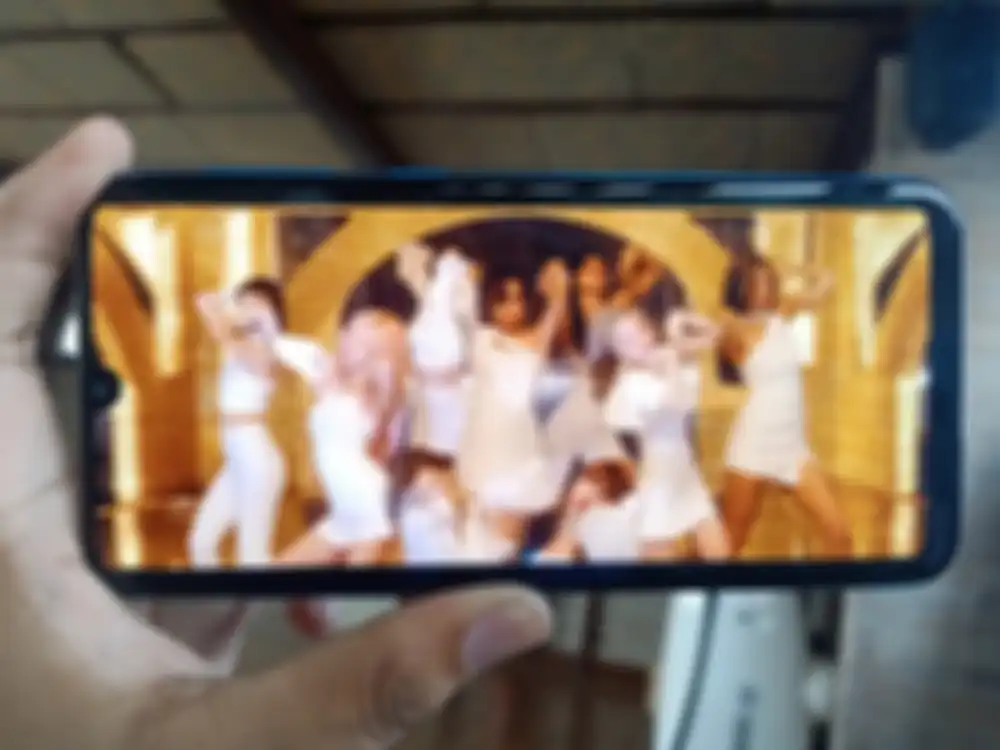 Samsung Galaxy M30s dipakai streaming YouTube