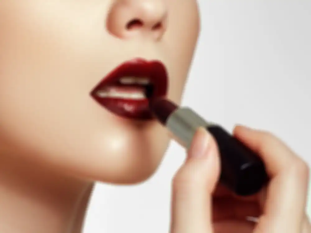 Memakai lipstik gelap
