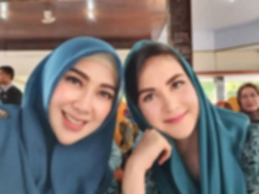 Foto Yuni Sophia istri Bupati Nganjuk Novi Rahman Hidayat saat bersama Arumi Baschin, istri Wakil Gubernur Jawa Timur. Sama-sama jadi pejabat daerah.
