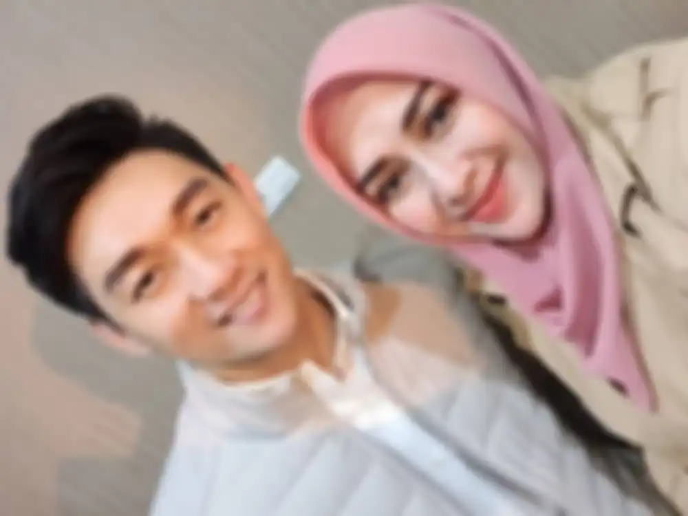 Foto Yuni Sophia istri Bupati Nganjuk Novi Rahman Hidayat berpose bersama Ifan Seventeen dalam sebuah acara.