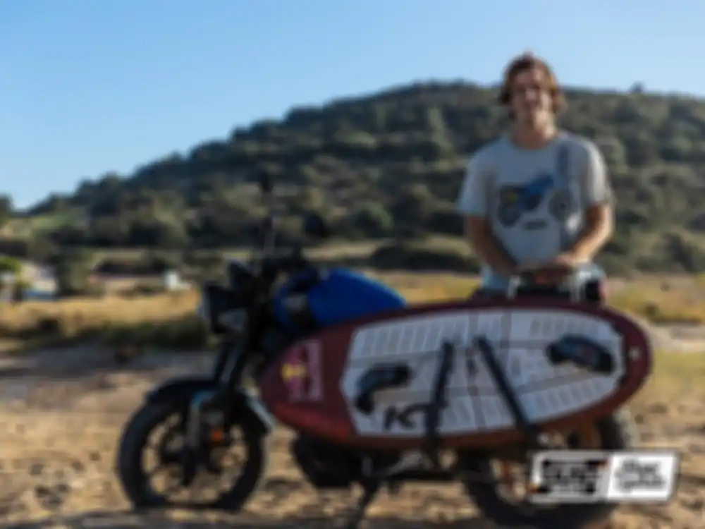 Nikolas Plytas bersama modifikasi Yamaha XSR 125.