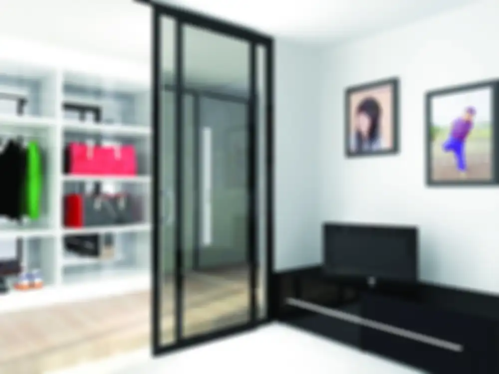 Inspirasi walk-in closet minimlais berpintu kaca. 