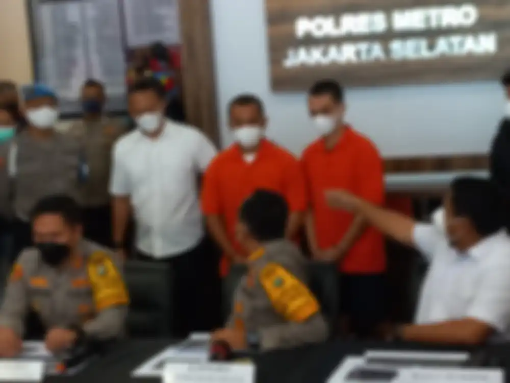 Putra Siregar dan Rico Valentino saat rilis kasus pengeroyokan di Polres Metro Jakarta Selatan, Rabu (13/4/2022).