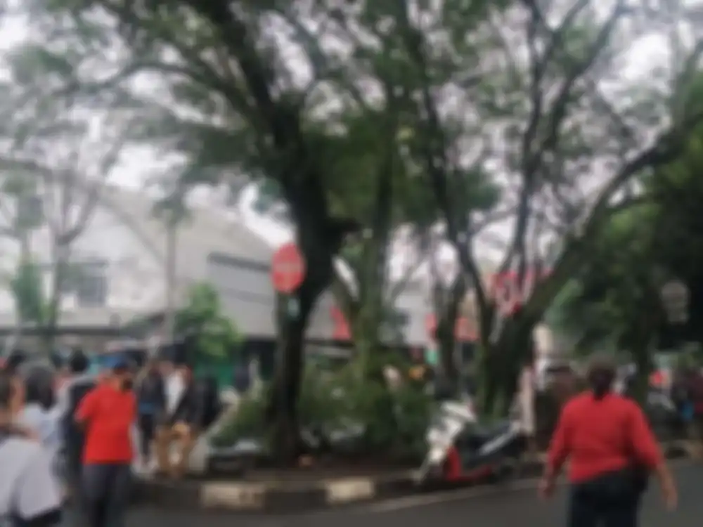 Pelaku yang diduga dmembawa bom bunuh diri menerobos apel pagi di Polsek Astanaanyar. Foto potongan tubuh viral di media sosial.