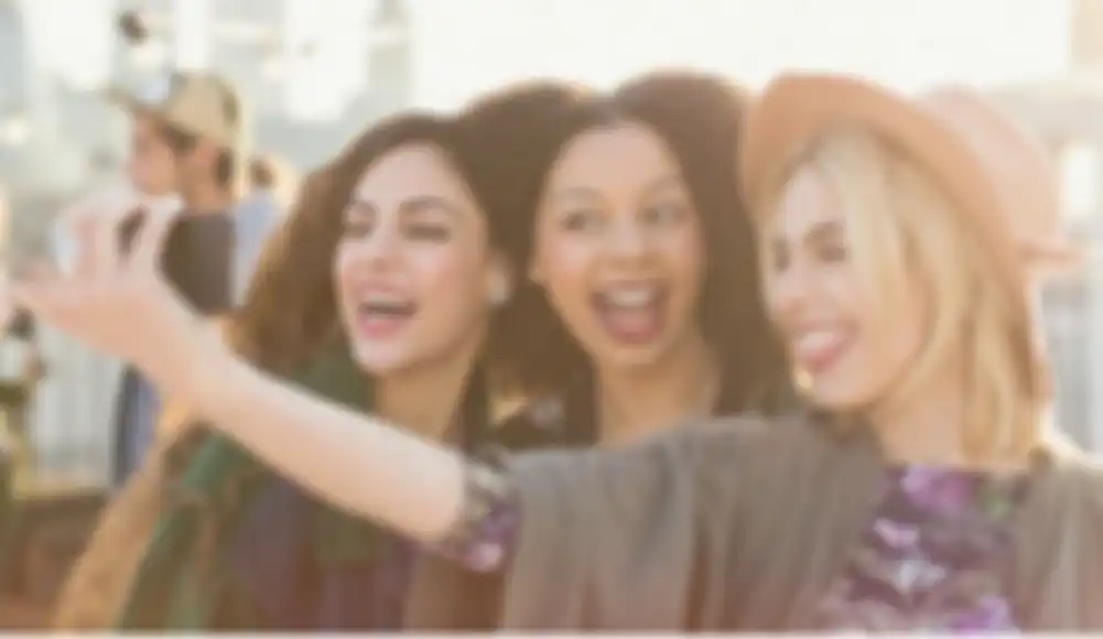 Begini cara foto selfie yang bagus dengan kamera HP. Bekas jerawat bandel di wajah hilang seketika. Si dia auto klepek-klepek. 