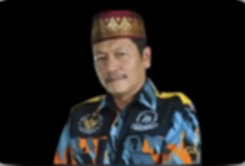 Anggota GMBI yang menaiki Maung Lodaya di Polda Jabar terlihat menangis kejer. Bahkan petugas berusaha menenangkan pemuda itu.