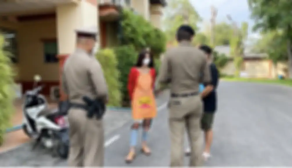 Foto mahasiswi cantik tanpa bra hingga membuat belahan dadanya tersembul dengan jelas telah memicu protes dari warga setempat.