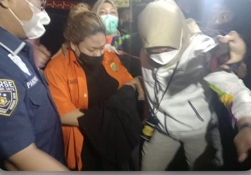 Foto anak Nia Daniaty yang keluar dari ruang pemeriksaan di Polda Metro Jaya dengan baju tahanan berwarna oranye tersebar luas di media.