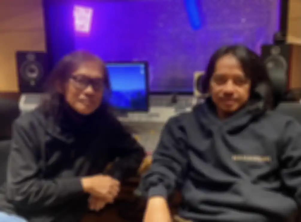 Krisdayanti mengungkapkan bela sungkawa atas kepergian musisi senior Tanah Air. Kabar duka ini disampaikan oleh Dewa Budjana.