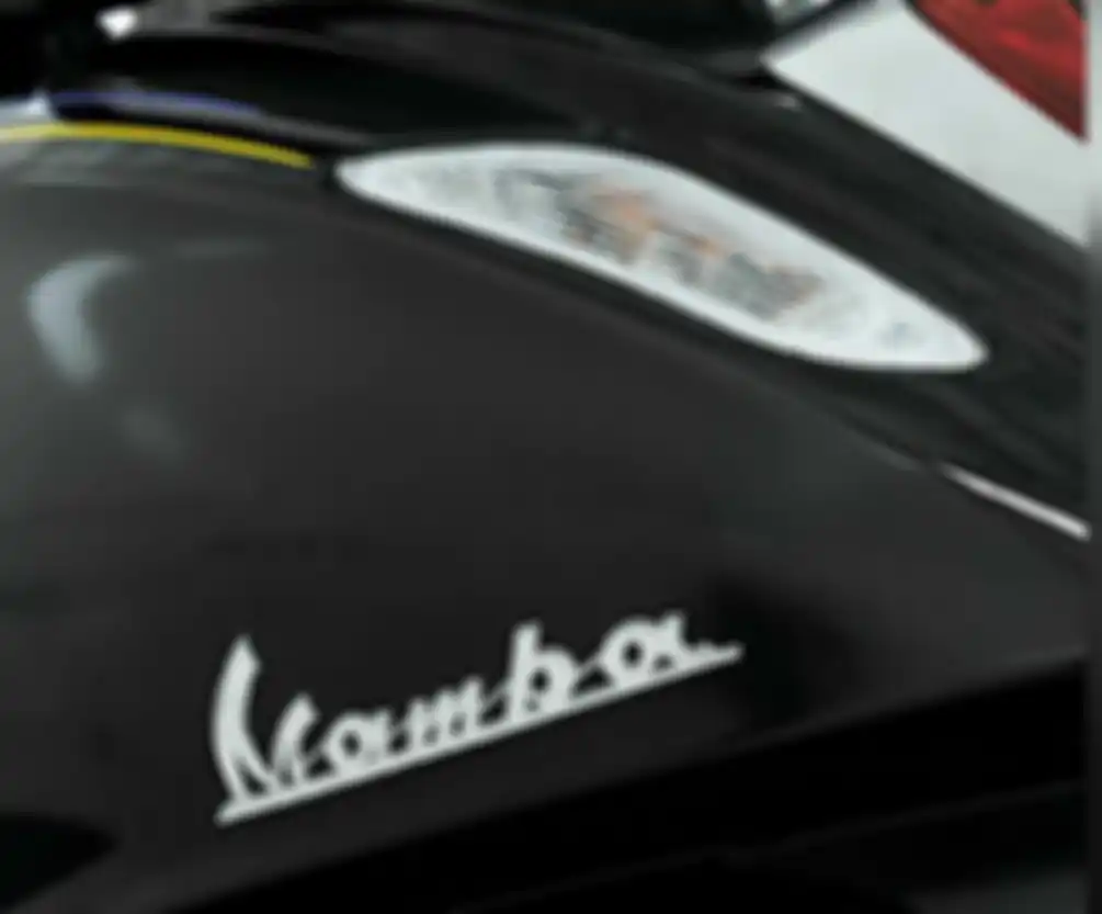 Emblem Vespa di tepong kiri diganti dengan emblem Mamba, julukan Kobe Bryant
