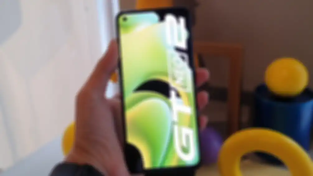 Tampilan layar AMOLED di realme GT Neo2.