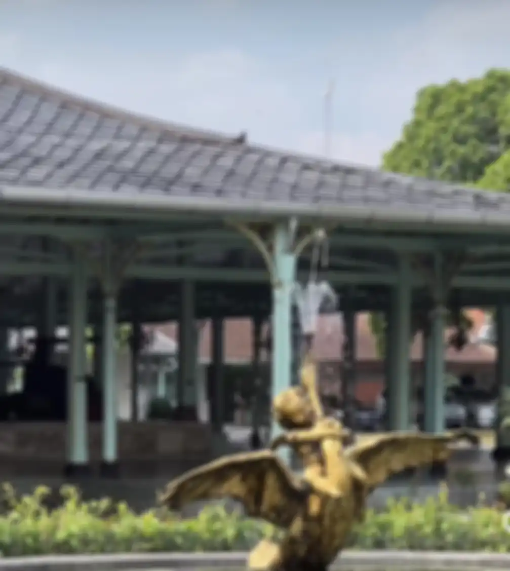 Desain taman Pura Mangkunegaran di Solo sengaja dibuat dengan pola batik. Siap jadi tuan rumah pernikahan Kaesang Pangarep.