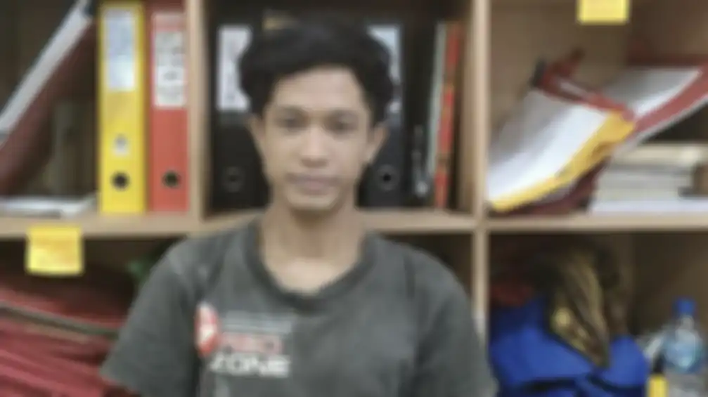Bandar narkoba yang merasa dicepuin beri pelajaran ke teman sindikatnya hingga tewas. Begini foto tampang pelaku usai dicokok polisi.