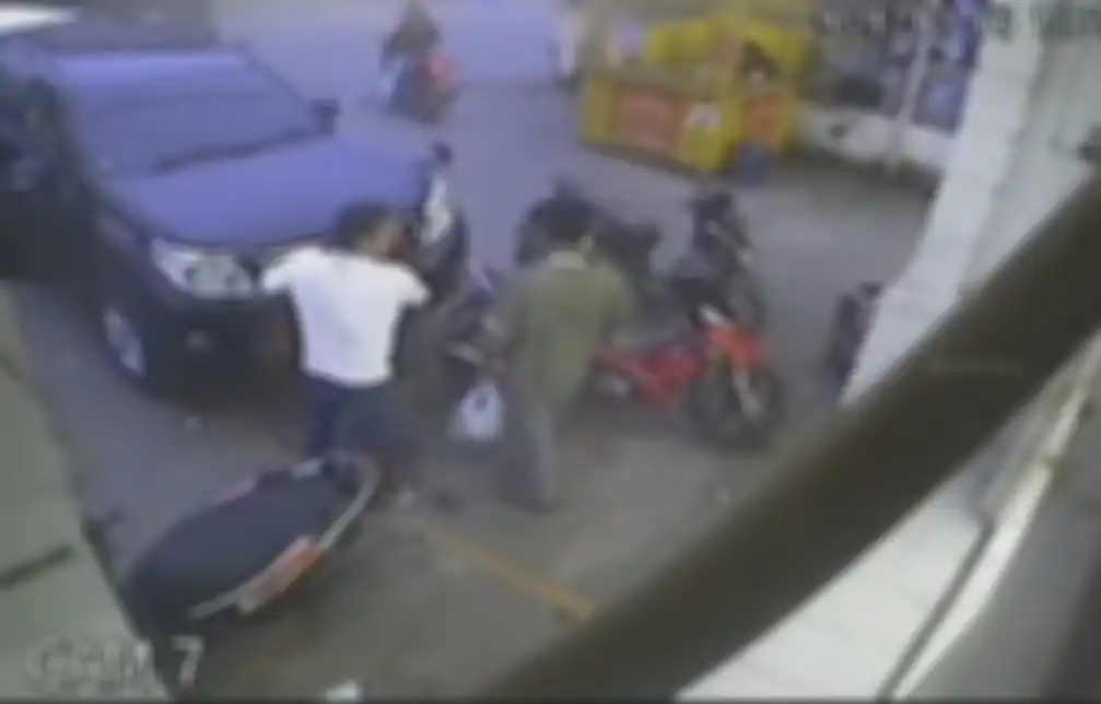 Polisi saat ini memburu pengemudi mobil yang menendang remaja di Medan. Polisi telah mengantongi identitas pria terduga pelaku.