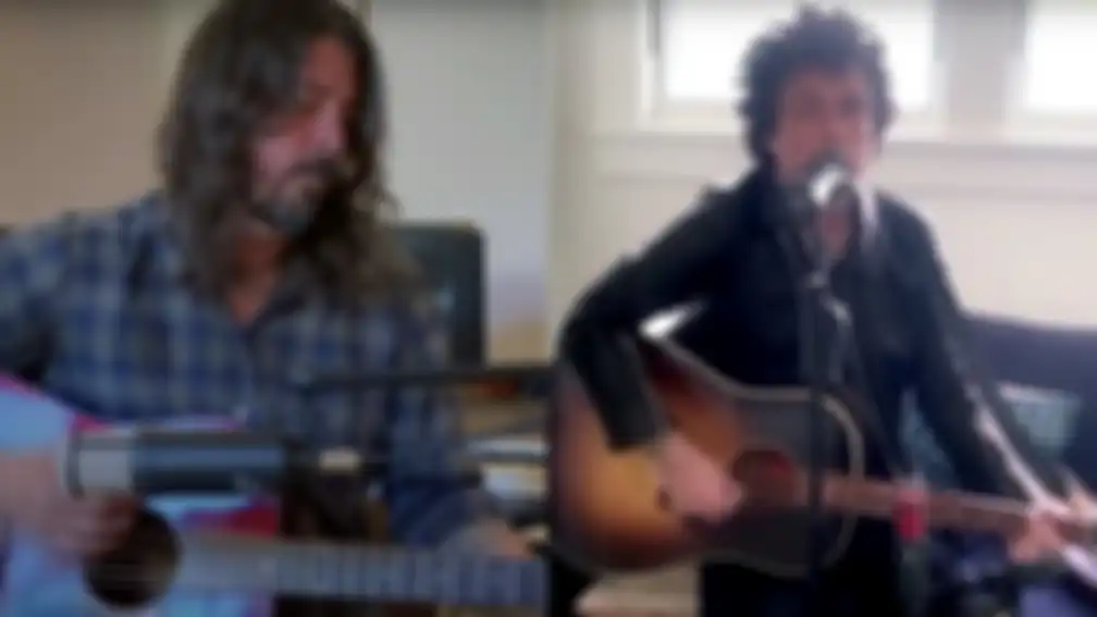 Penampilan Dave Grohl dan Billie Joe Armstrong dari ruang tamu mereka