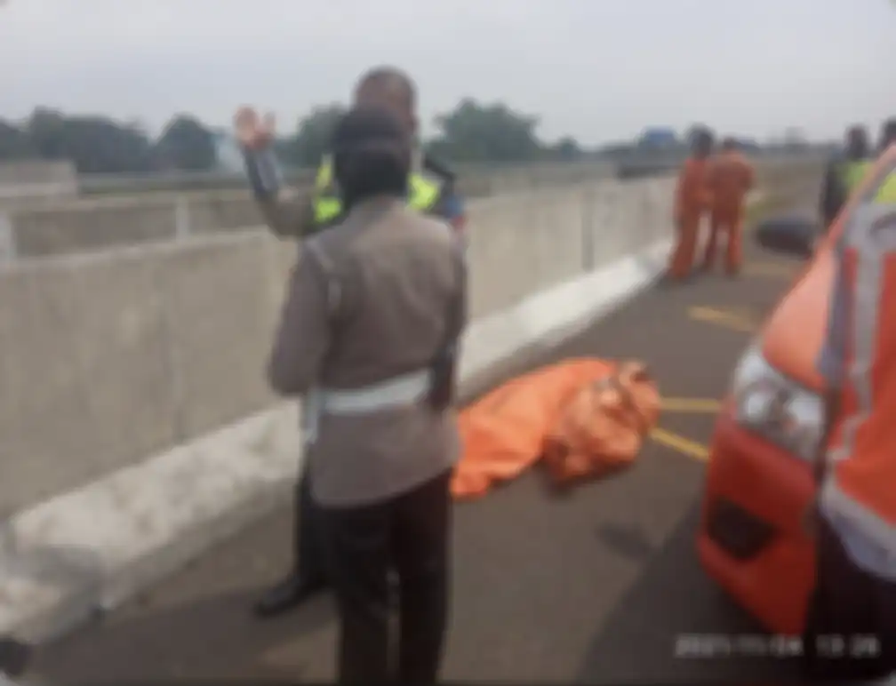 Foto jenazah Vanessa Angel yang tergeletak di jalan Tol Jombang bikin syok netizen. Foto ini beredar luas di media sosial.