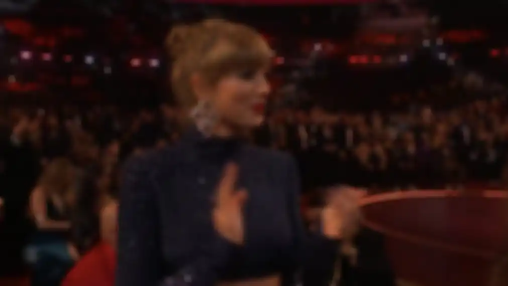 Taylor Swift tepuk tangan untuk Harry Styles