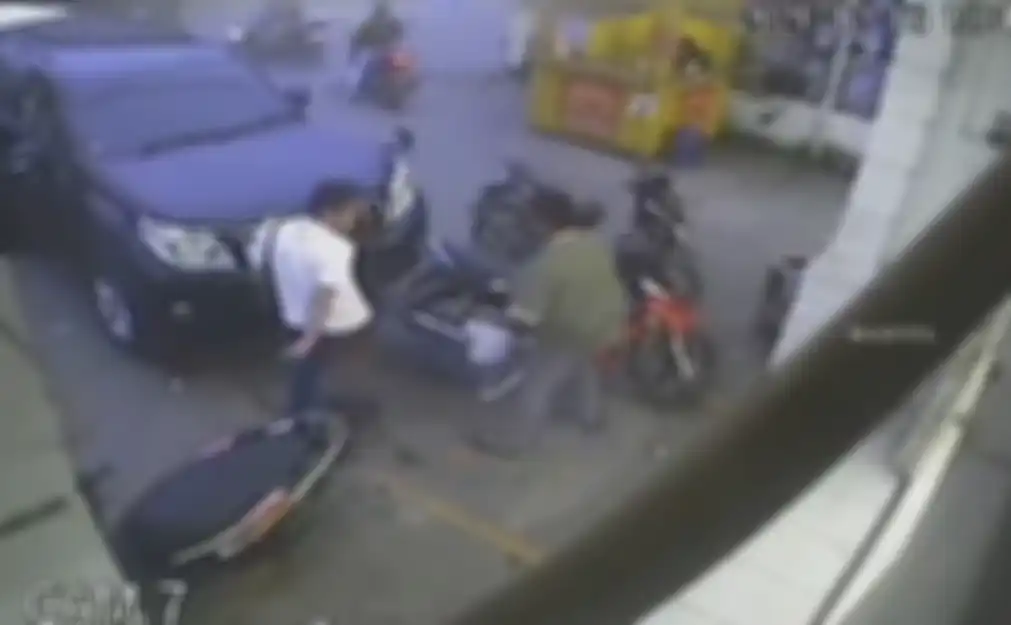 Polisi saat ini memburu pengemudi mobil yang menendang remaja di Medan. Polisi telah mengantongi identitas pria terduga pelaku.