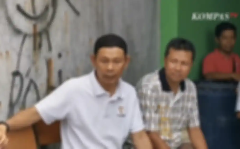 Ada 12 santri jadi terangka usai keroyok juniornya sampai tewas gegara masalah sepele sebelum salat Subuh. Foto korban ditangisi.