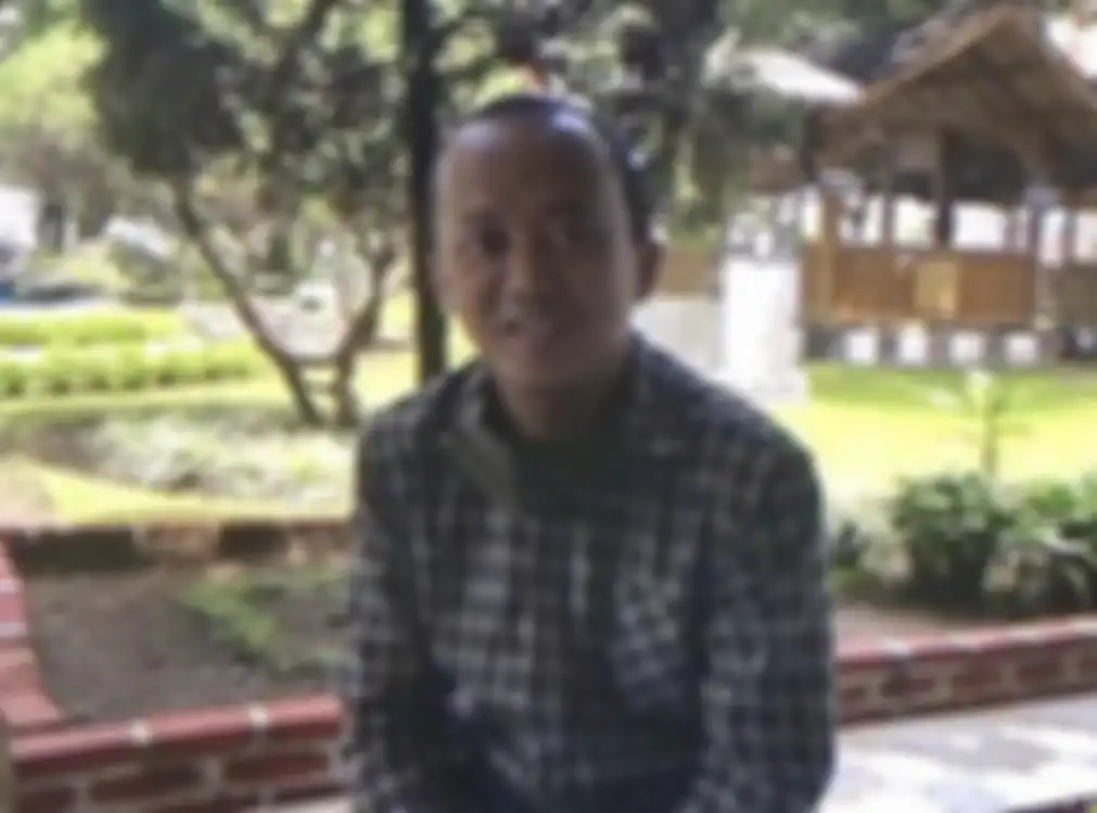 Foto kondisi terkini Herry Wirawan ditunjukkan langsung oleh Karutan Bandung Riko Stiven. Ayah korban mengaku terus ditelepon Herry.