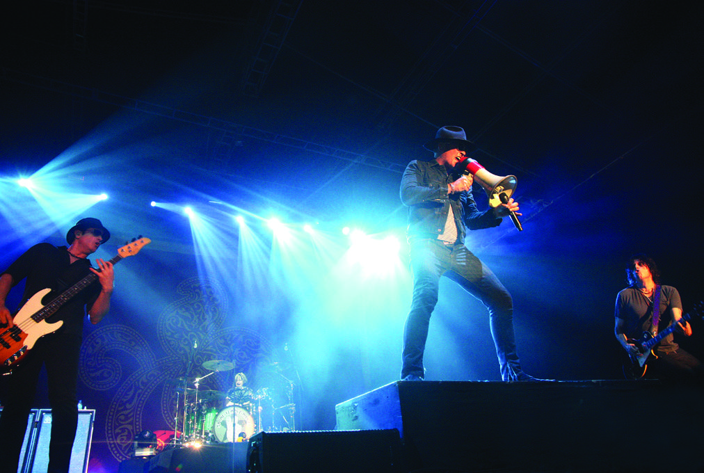 Vokalis Stone Temple Pilots dalam konser di Jakarta, Minggu (13/3/2011)
