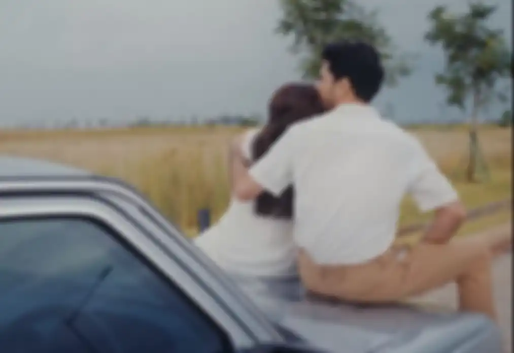 Ciuman mesra Reza Rahadian untuk Prilly Latuconsina dalam video klip Dear Love
