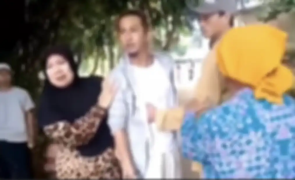 Habib Bahar bin Smith emosi didatangi Danrem Bogor. Pengacara Habib Bahar bin Smith, Aziz Yanuar, mengatakan tindakan jenderal TNI itu sebagai bentuk penyalahgunaan kekuasaan.
