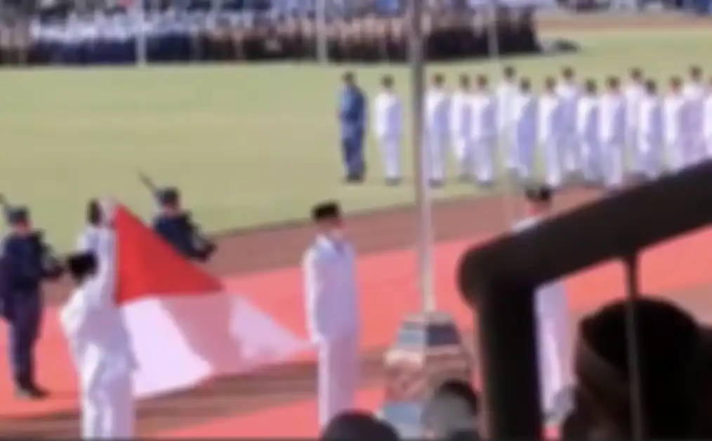 Ini sosok anggota Paskibra Solo yang berani ambil keputusan drastis saat besi cantolan bendera Merah Putih patah. Foto aksinya viral.
