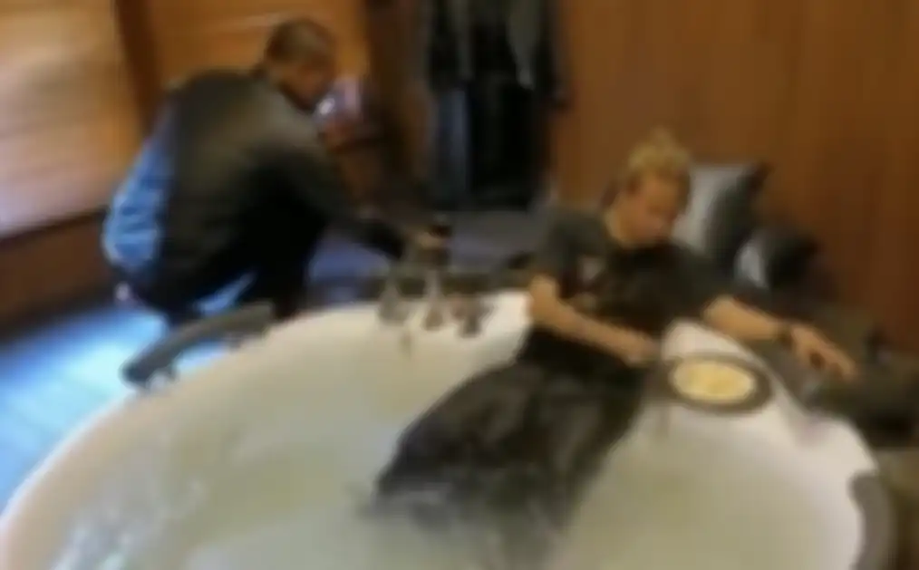 Habib Bahar terlihat berendam di jacuzzi dengan pakaian cukup lengkap. Gaya berendam Habib Bahar Bin Smith ini dikulik. 