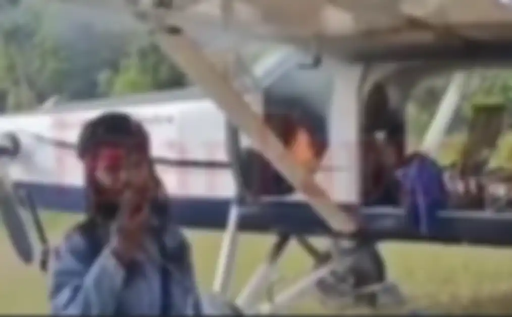 Pembakaran pesawat Susi Air Pilatus Porter P-4/PK-BVY. Sementara, pilot Capt. Philip Mark Mehrtens disandera.