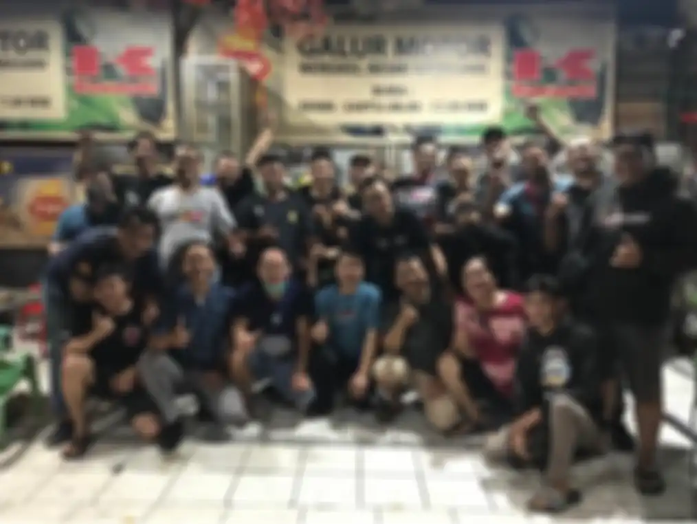 Rombongan komunitas K2R Bali dijamu makan malam oleh Speedclown di Galur Motor, Jakarta Pusat.