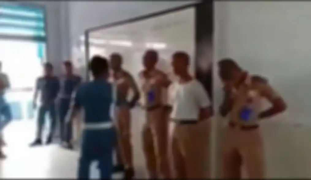 Salah seorang junior terlihat memegangi kepala setelah terkena tamparan