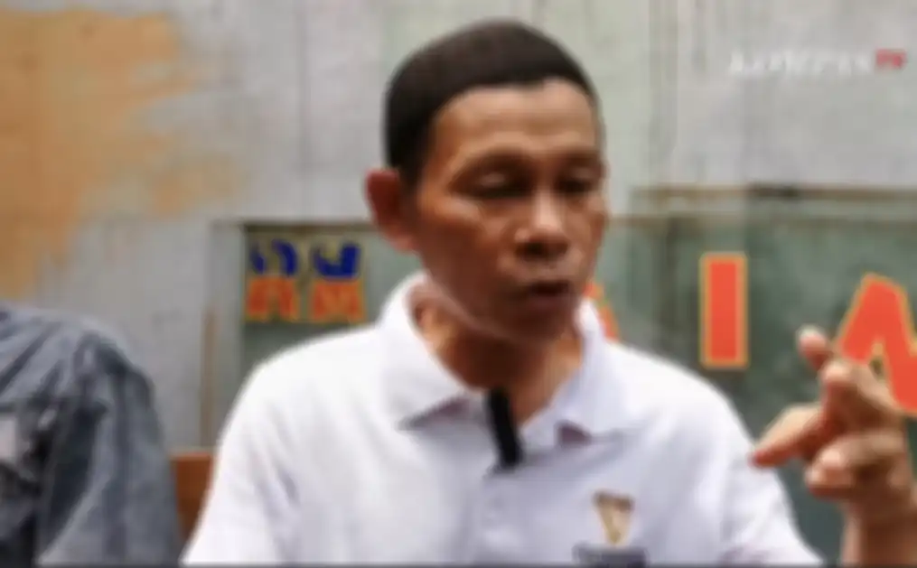 Ada 12 santri jadi terangka usai keroyok juniornya sampai tewas gegara masalah sepele sebelum salat Subuh. Foto korban ditangisi.