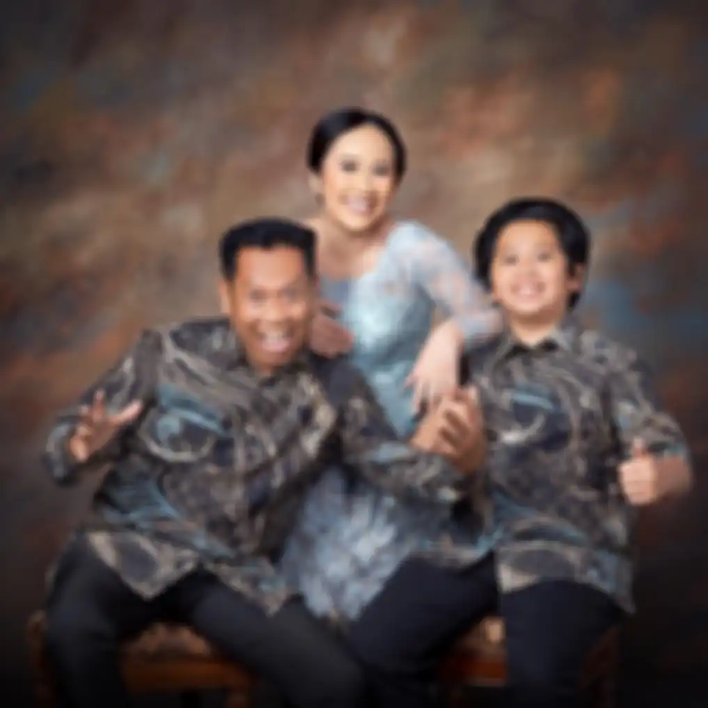 Banyak netizen yang salah paham dan mengira sosok wanita yang berfoto berdua bersama Tukul Arwana adalah istri barunya.