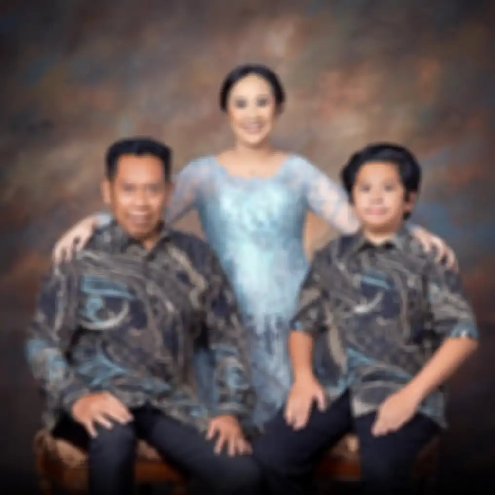 Banyak netizen yang salah paham dan mengira sosok wanita yang berfoto berdua bersama Tukul Arwana adalah istri barunya.