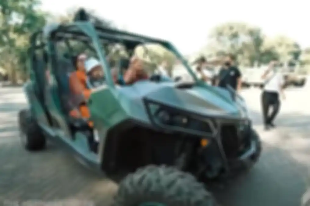 Ashanty dan Anang Hermansyah mencoba mobil militer.