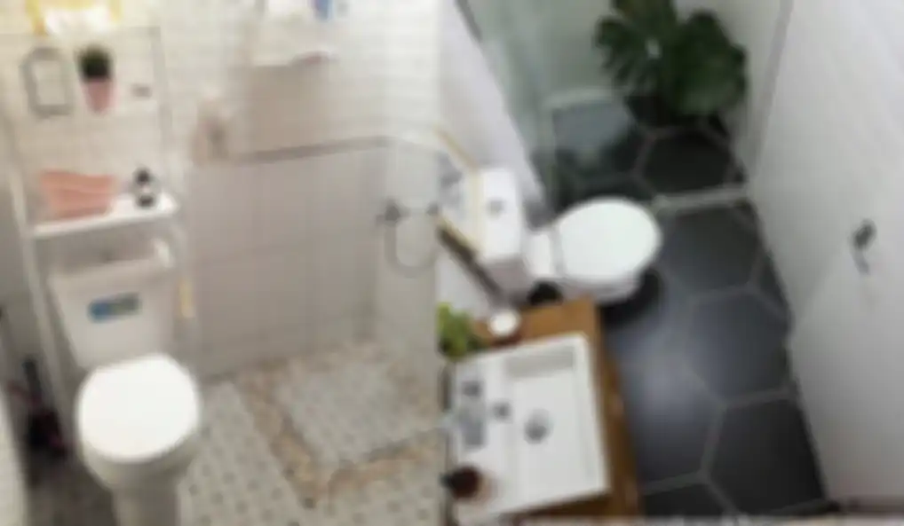 Desain kamar mandi sempit terlihat luas karena mengaplikasikan cara simpel ini. Rahasinya terbongkar. Intip 5 foto hasil aplikasinya.