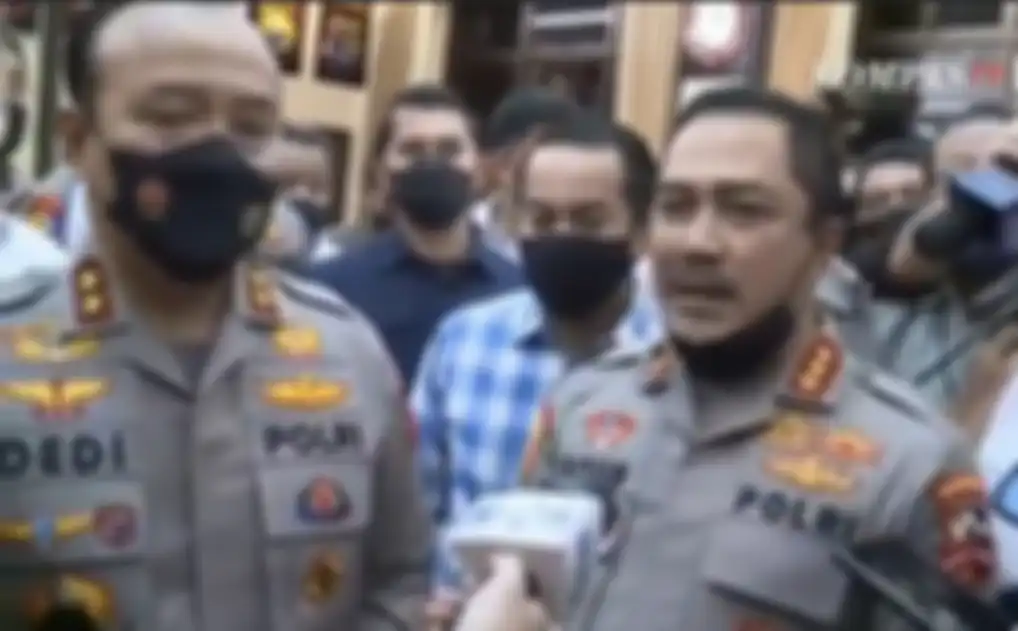 Pengacara Deolipa Yumara yang dipecat Bharada E curiga pada isi surat cabut kuasa kliennya. Foto Kabareskrim sampai ikut disentil. 