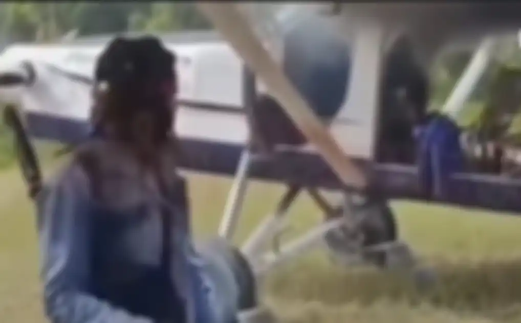 Anggota KKB Papua membakar pesawat Susi Air.