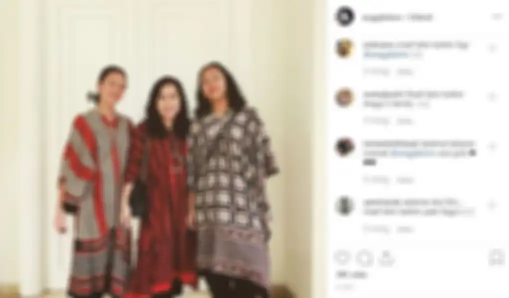 Anggraini tak kalah muda dengan kedua putrinya