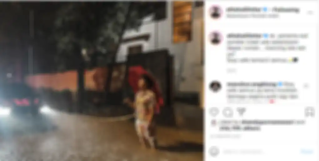 Atta Halilintar habiskan malam minggu dengan unggah foto di tengah genangan banjir Jakarta pakai piyama unyu dengan payung di tangan.