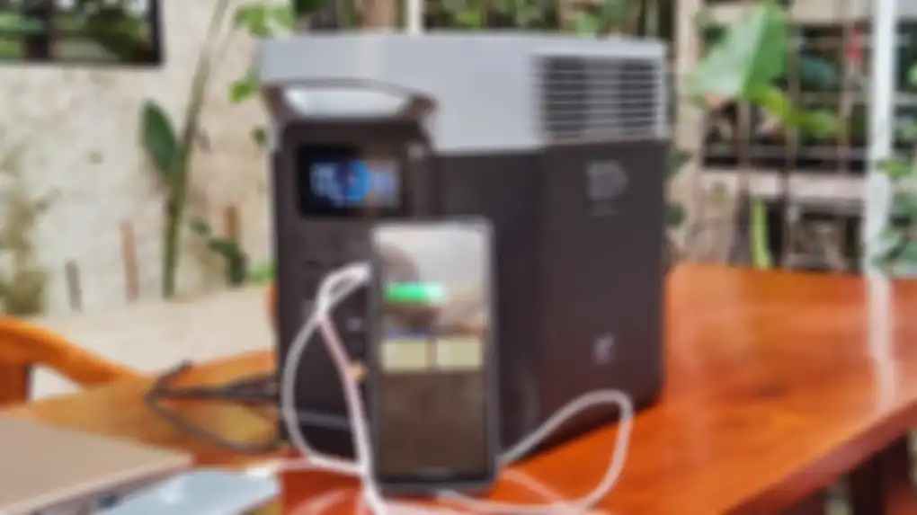 EcoFlow DELTA 2 dipakai untuk mengisi daya smartphone dan laptop. 